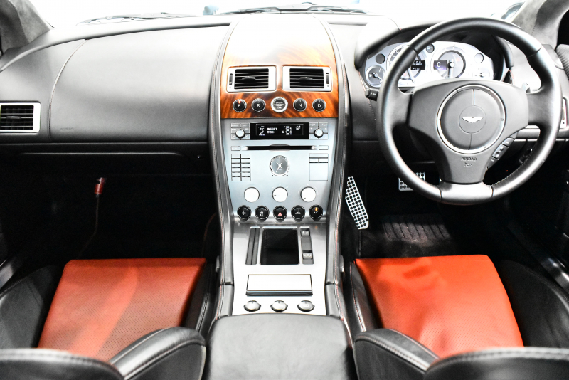 アストンマーティン DB9 正規ディーラー車 タッチトロニック 2色革